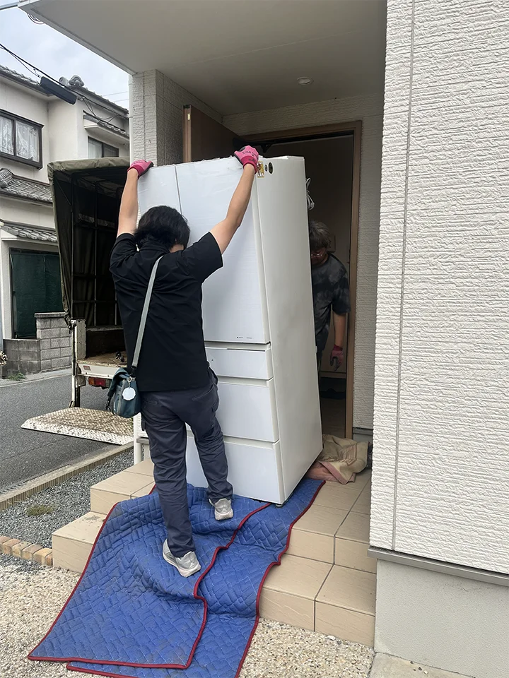 大型冷蔵庫の運び出し画像