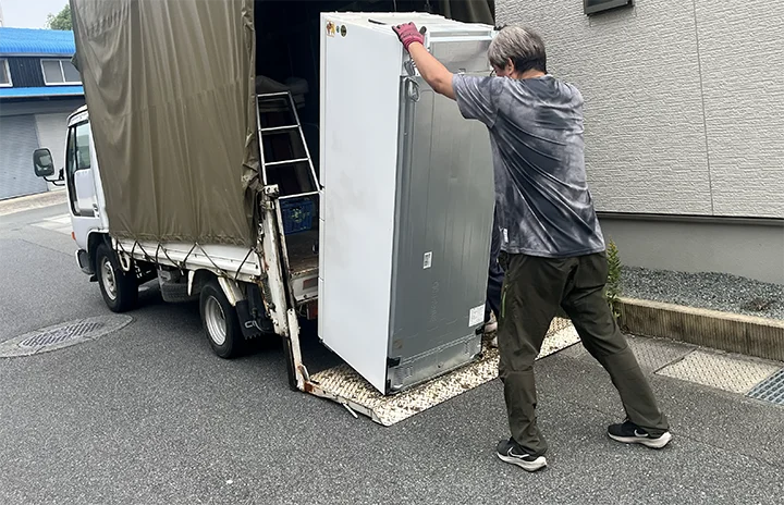 大型冷蔵庫をトラックに積む様子